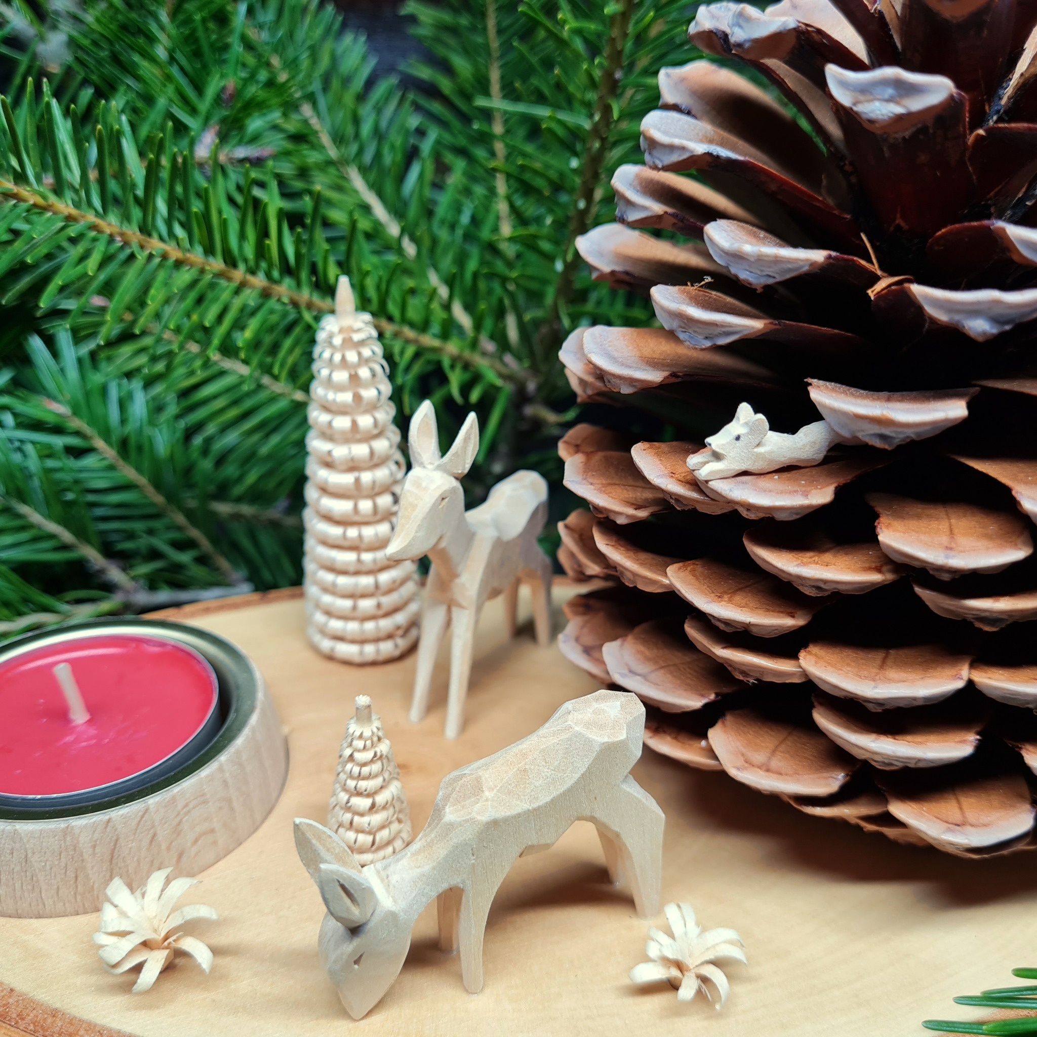 Teelichthalter Pinienzapfen mit 2 Rehen aus Holz – Kerzenhalter Weihnachtsdeko Erzgebirge – Bild 4
